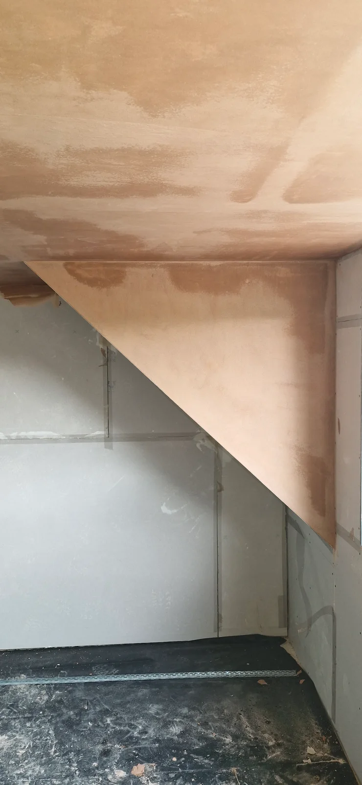 Plastering around a sloping ceiling and alcove